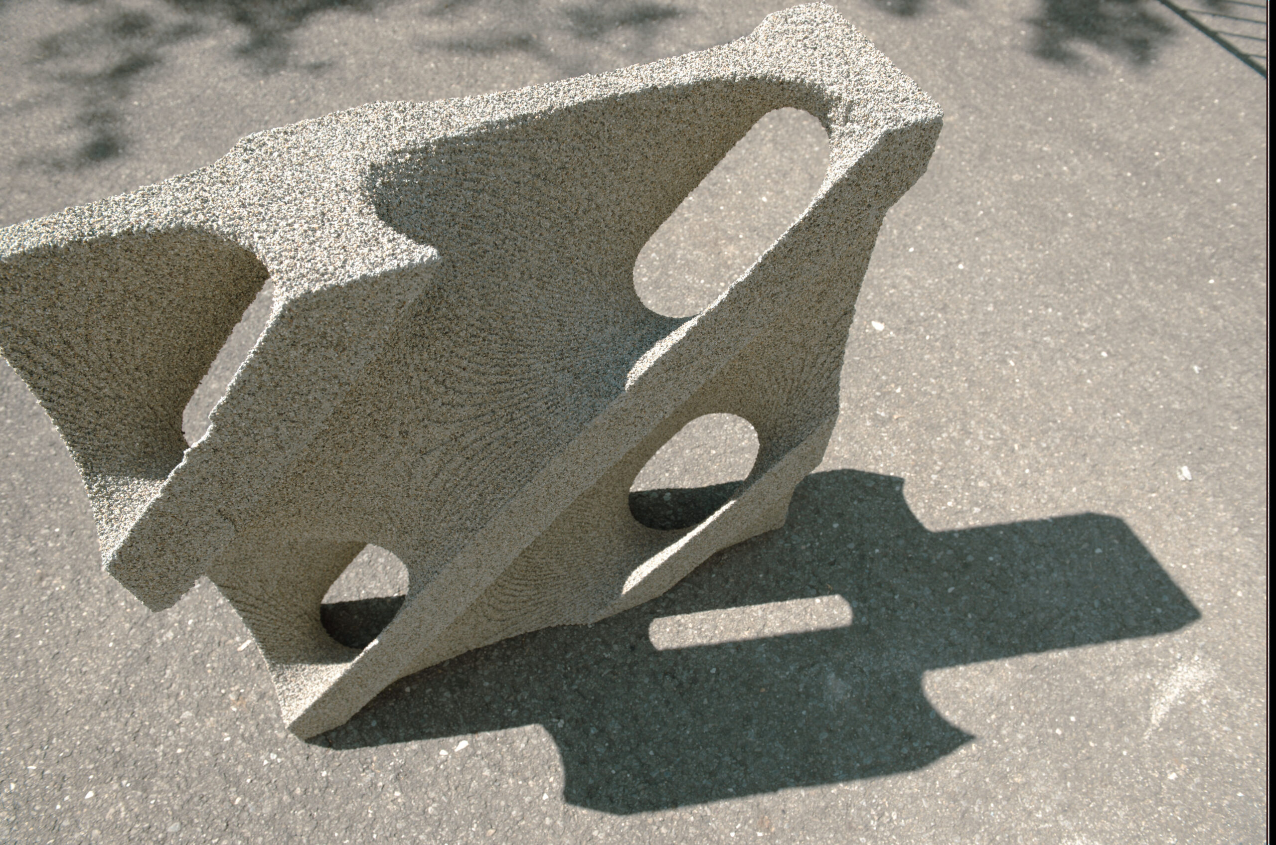 3D printani betonski konstrukcijski element s topološki optimiziranim otvorima