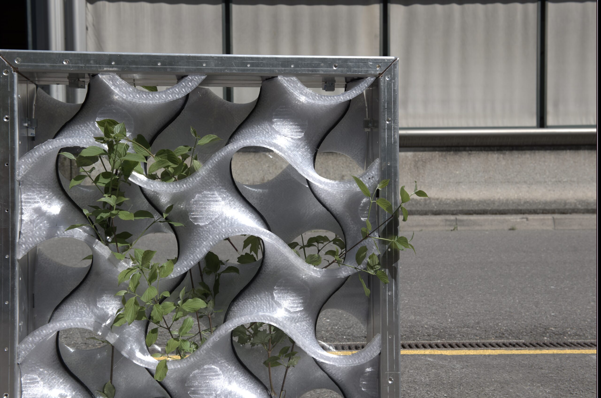 3D printani metalni fasadni panel kroz koji rastu biljke